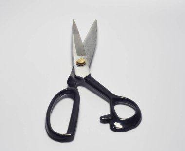 Masaya dikmek için metal makas.