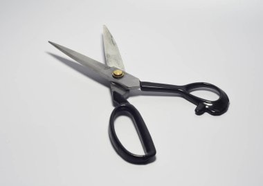 Masaya dikmek için metal makas.