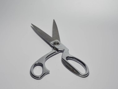 Masaya dikmek için metal makas.