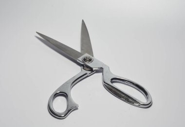 Masaya dikmek için metal makas.