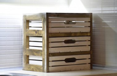 Sandıklar masanın üstünde.