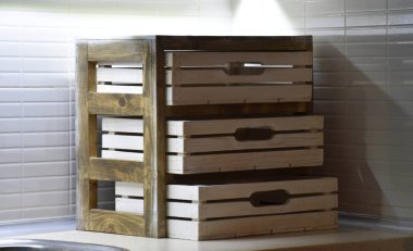 Sandıklar masanın üstünde.