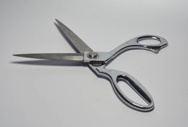 Masaya dikmek için metal makas.