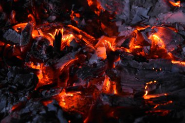 Yanan odun alevleri ve ateş