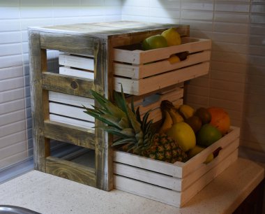 Sandıklar masanın üstünde.