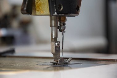 Atölyede dikiş makinesi var.