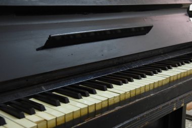 Eski klasik piyano klavye enstrümanı