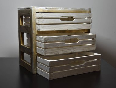 Sandıklar masanın üstünde.