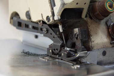 Atölyede dikiş makinesi var.