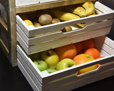 Sandıklar masanın üstünde.