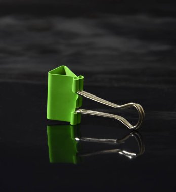 Ofis araçları Ofis aksesuarları parlayan siyah arka planda masanın üzerinde