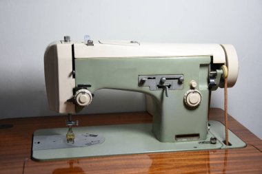 Atölyede dikiş makinesi var.