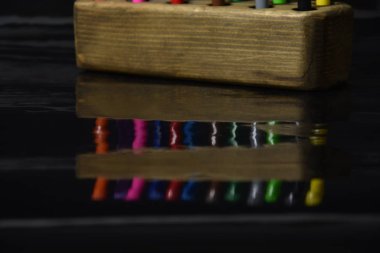 Ofis araçları işaretleri vs. siyah parlaklık arkaplanı üzerinde