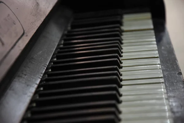 Старый Старинный Фортепианный Инструмент — стоковое фото