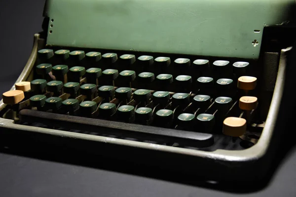 Siyah arkaplanda Retro tipi yazarı