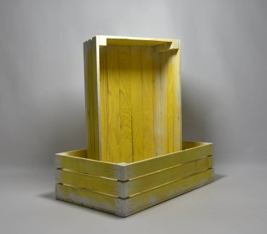 El yapımı ahşap sandıklar antika görünümlü.