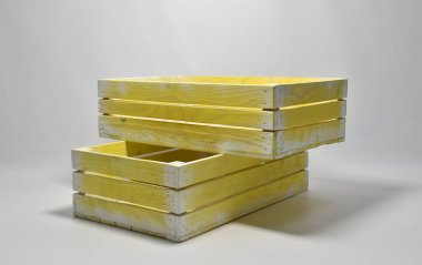 El yapımı ahşap sandıklar antika görünümlü.