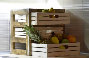 El yapımı ahşap sandıklar antika görünümlü.