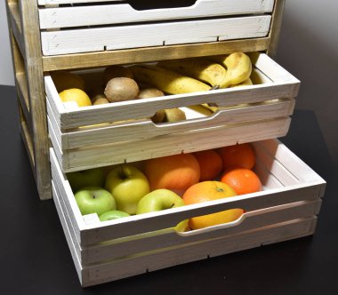 El yapımı ahşap sandıklar antika görünümlü.