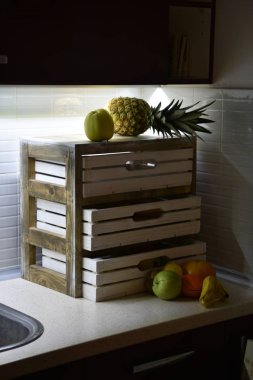 El yapımı ahşap sandıklar antika görünümlü.