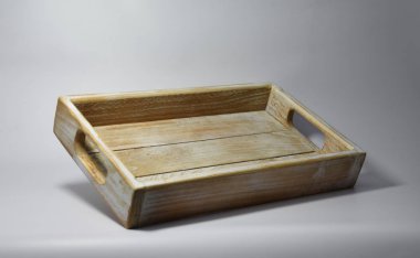 El yapımı ahşap bir tabak.