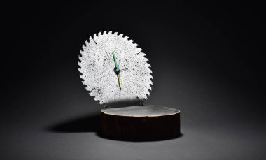 Tahta testeredeki eski dairesel testereden yapılmış metal saat.