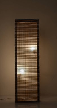 El yapımı ahşap lamba Gri arka planda keten gölgesi