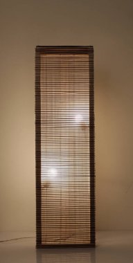 El yapımı ahşap lamba Gri arka planda keten gölgesi