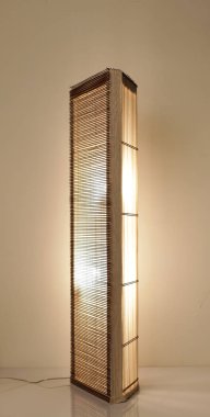 El yapımı ahşap lamba Gri arka planda keten gölgesi