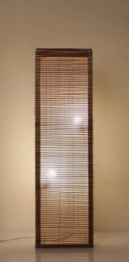 El yapımı ahşap lamba Gri arka planda keten gölgesi