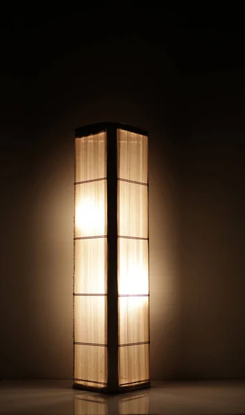 灰色の背景にリネンシェードと手作りの木製のランプ — ストック写真