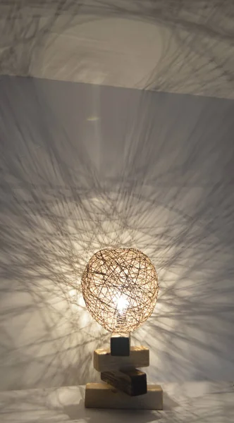 Дерево Ручної Роботи Лампа Тінями Стіні — стокове фото