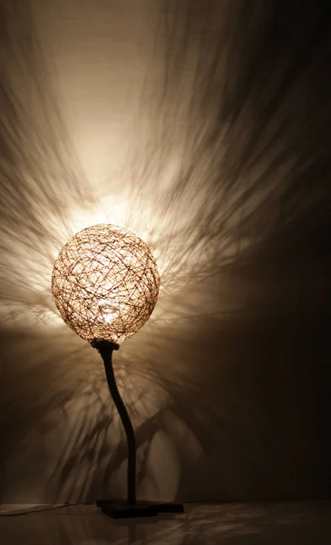 Handgemaakte Hout Touw Lamp Met Schaduwen Muur — Stockfoto