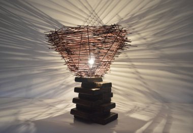 Bambu çubuklu el yapımı ahşap lamba.