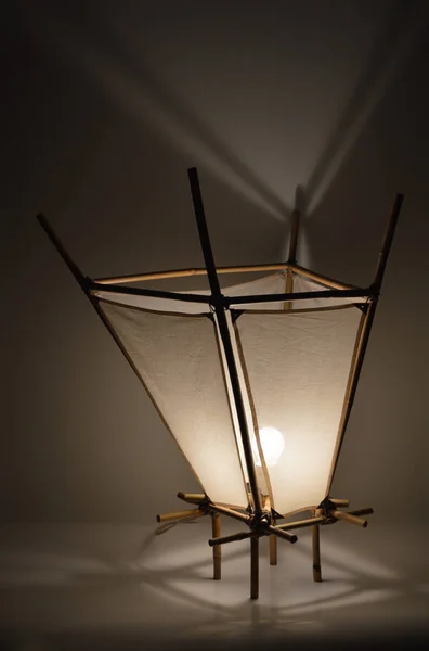 Handgemaakte Bamboe Lamp Met Twee Kleuren Linnen — Stockfoto