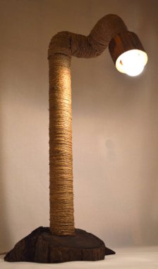 El yapımı ahşap ve halat lamba.