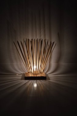 Bambu gölgeli ahşap lamba