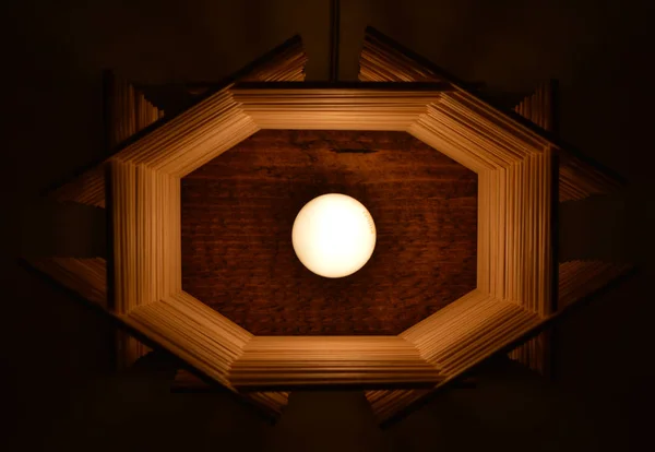 Ručně Vyrobená Dřevěná Lampa Bambusovými Tyčinkami Odstín Tmavě Šedém Pozadí — Stock fotografie