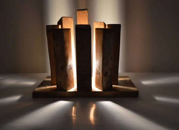 Handgemachte Holzlampe Auf Dunklem Hintergrund — Stockfoto