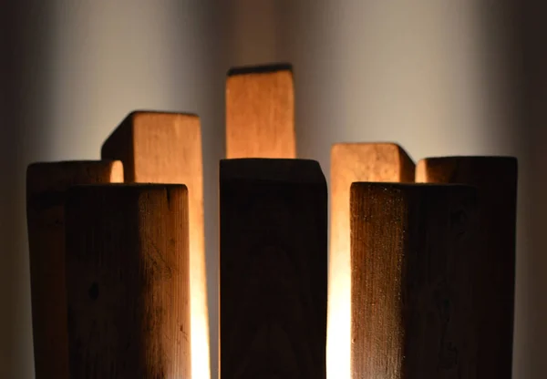 Деревянная Лампа Ручной Работы Темном Фоне — стоковое фото