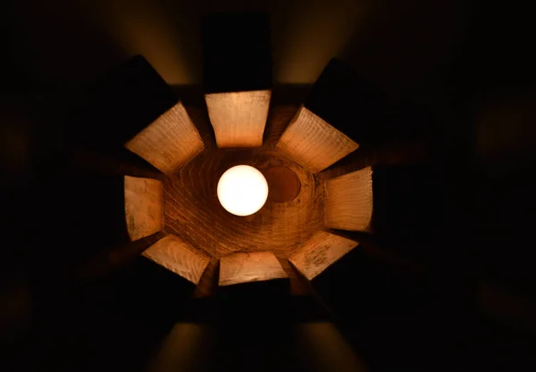 Handgemaakte Houten Lamp Donkere Achtergrond — Stockfoto