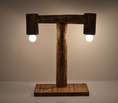 El yapımı ahşap lamba.