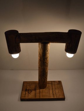 El yapımı ahşap lamba.