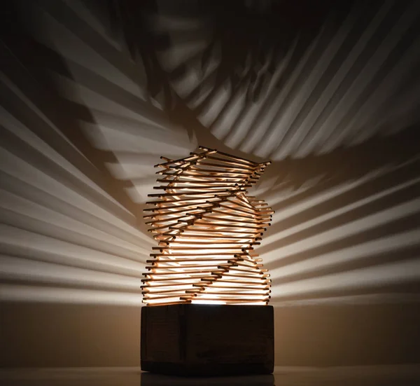 Kézzel Készített Dupla Hellix Lámpa Fából Bambusz Rúd Árnyékokkal Falon — Stock Fotó