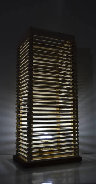灰色の背景に手作りの木製のランプ — ストック写真