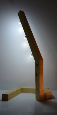 Gri arkaplanda el yapımı ahşap lamba