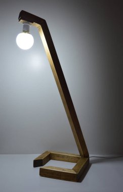 Gri arkaplanda el yapımı ahşap lamba