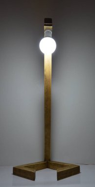 Gri arkaplanda el yapımı ahşap lamba