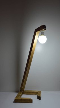 Gri arkaplanda el yapımı ahşap lamba