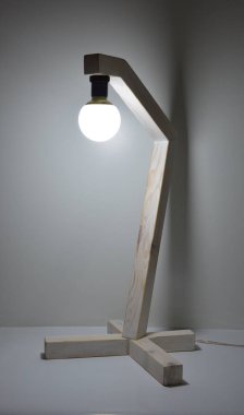 Gri arkaplanda el yapımı ahşap lamba